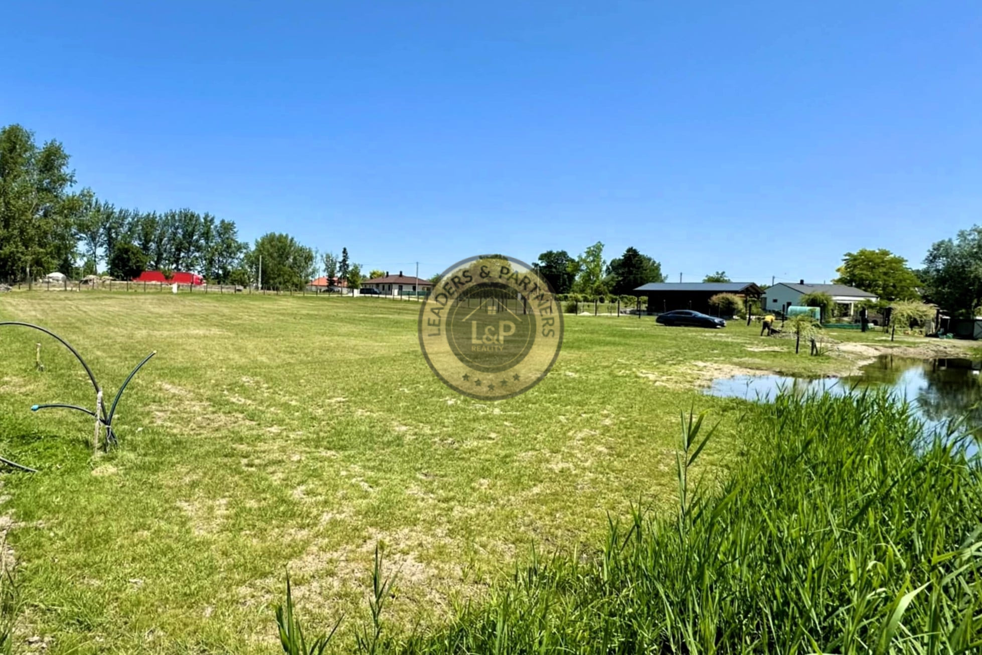 PREDAJ pozemok s rozlohou 2504 m² priamo pri vode. - 4