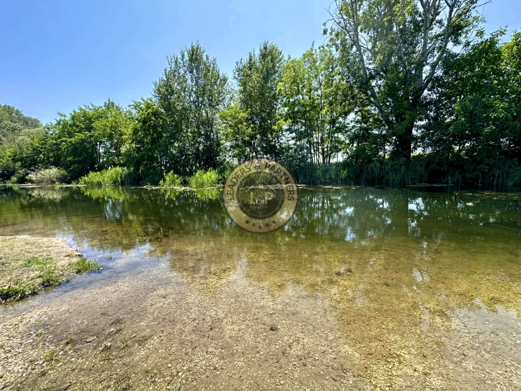 PREDAJ pozemok s rozlohou 2504 m² priamo pri vode. - 1