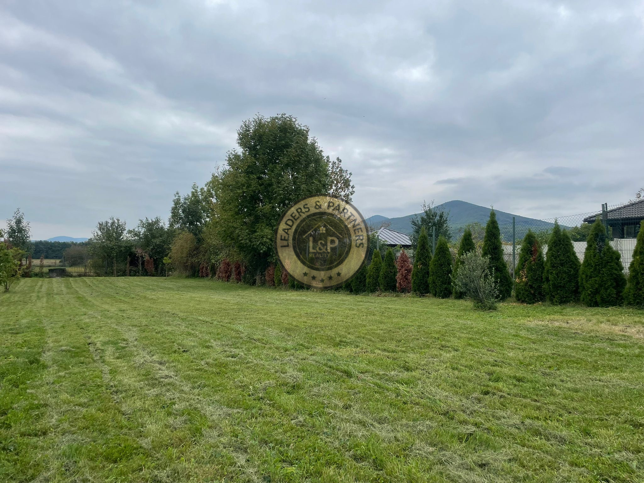 Výhľad na Karpaty-pozemok vhodný na výstavbu RD v Trstíne - 2