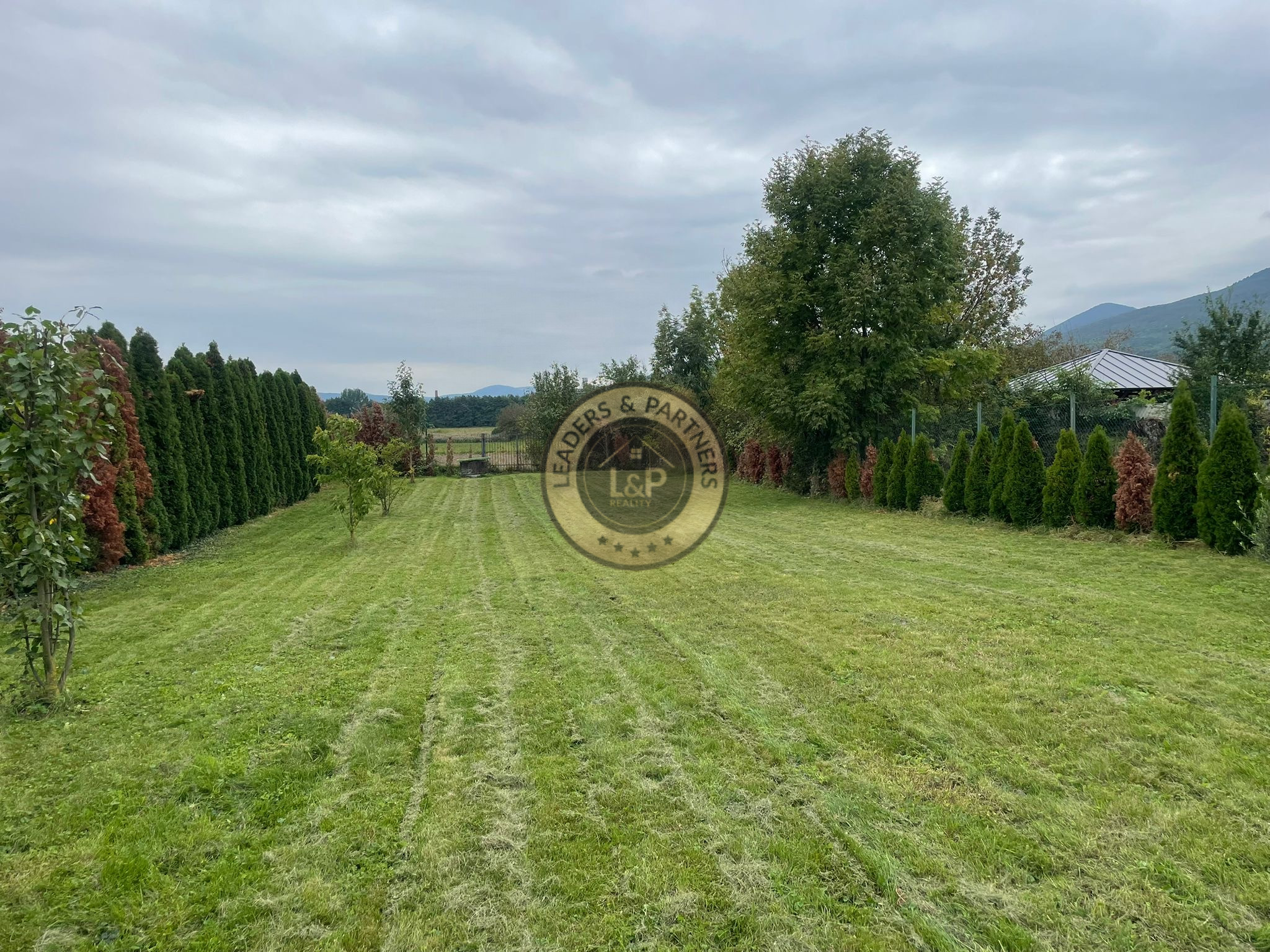 Výhľad na Karpaty-pozemok vhodný na výstavbu RD v Trstíne - 1