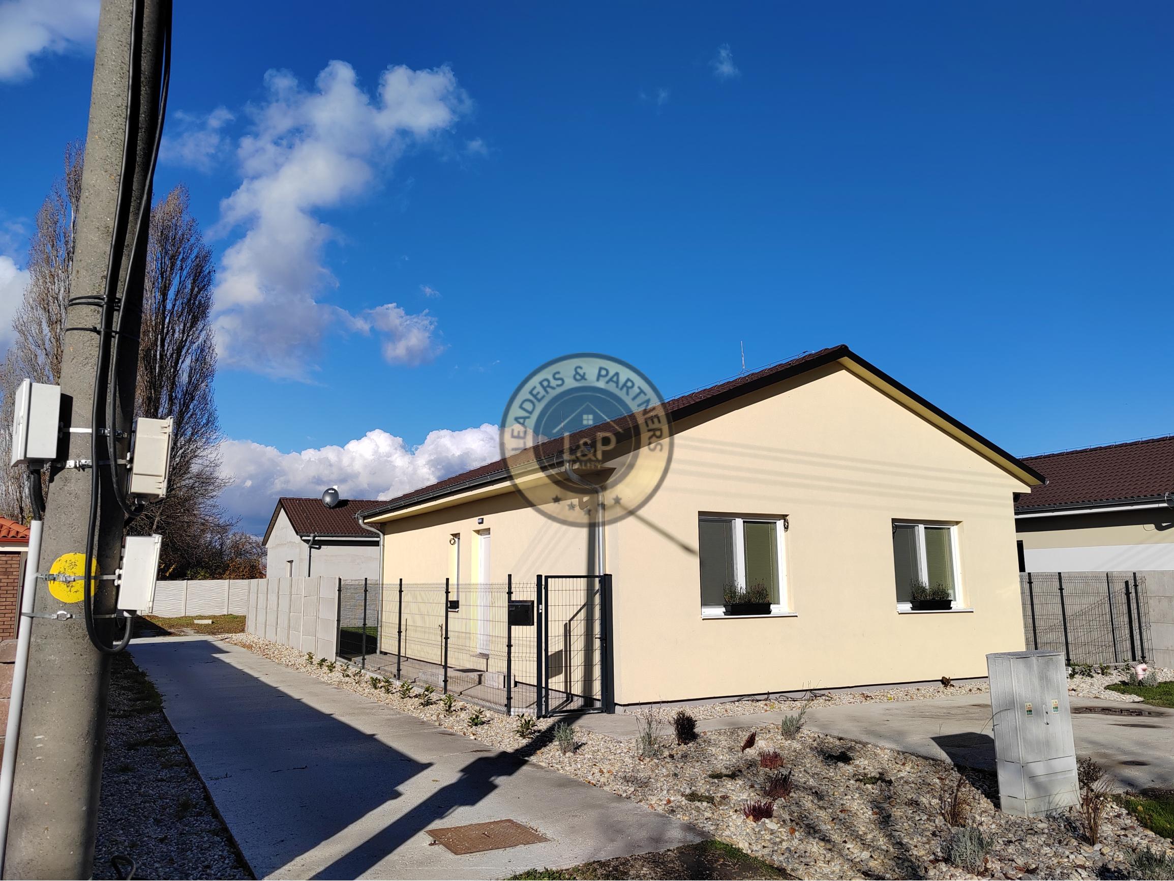 Pekný 4 izbový rodinný dom so záhradou na prenájom - Blahová - 16