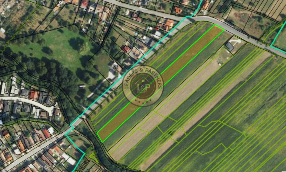 predaj-Pozemok vhodný na výstavbu RD v obci Suchá nad Parnou - 1