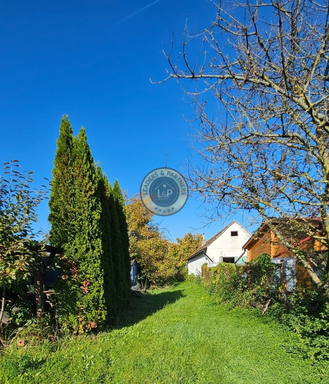 Na predaj pozemok vhodný na výstavbu RD v obci Hlboké - 2