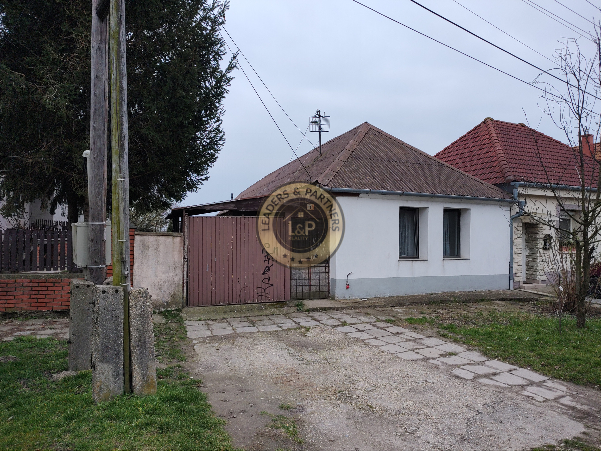 PREDAJ jedna bytová jednotka v dome Bezenye - 1
