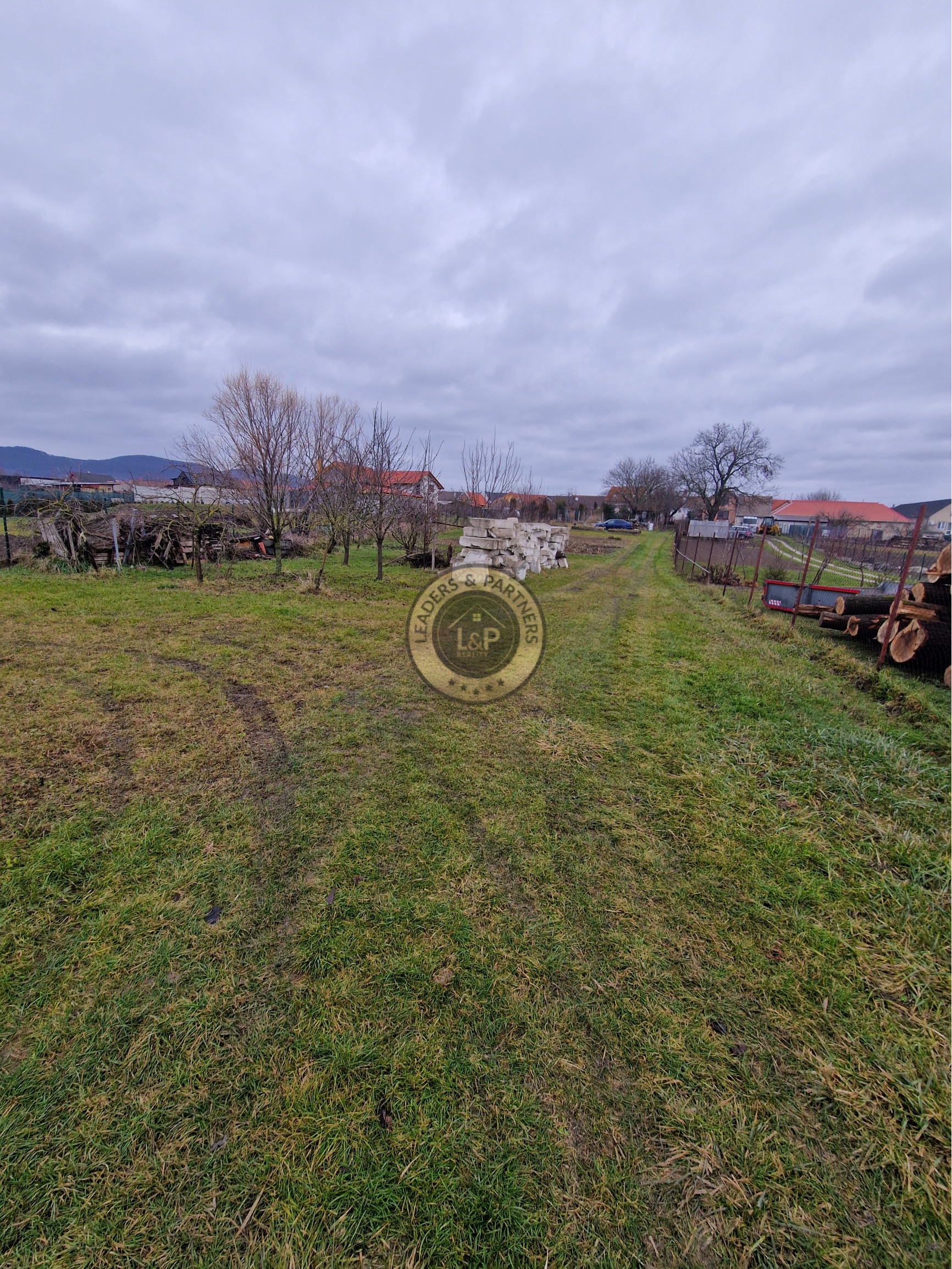 Pozemok vhodný na výstavbu RD v obci Dlhá 13km od Trnavy - 2