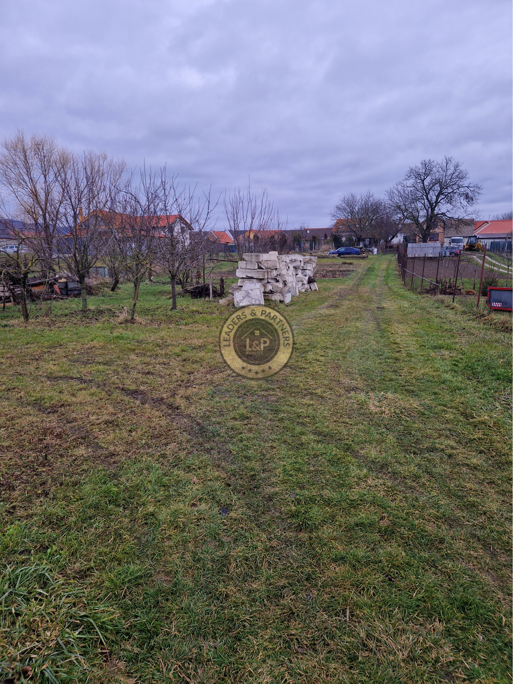 Pozemok vhodný na výstavbu RD v obci Dlhá 13km od Trnavy - 1