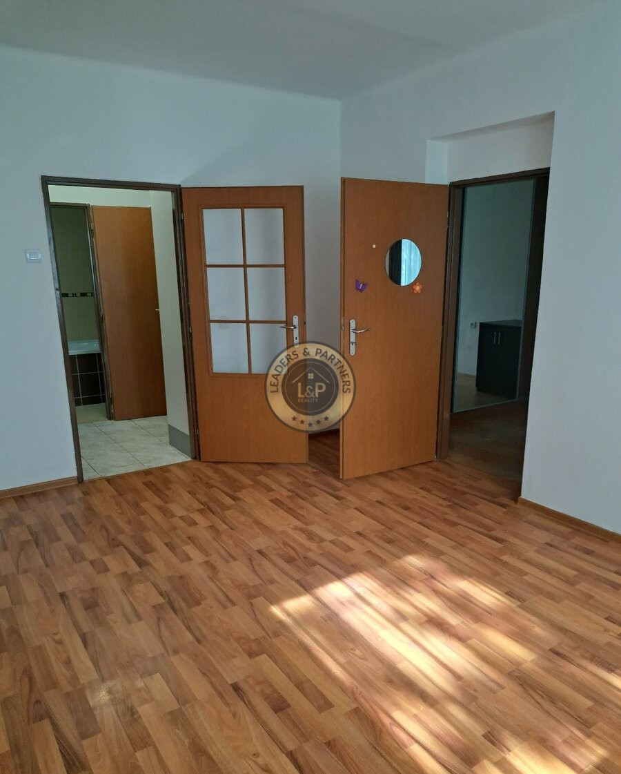 Na predaj slnečný 3iz. byt s pivnicou V Hlohovci - 1