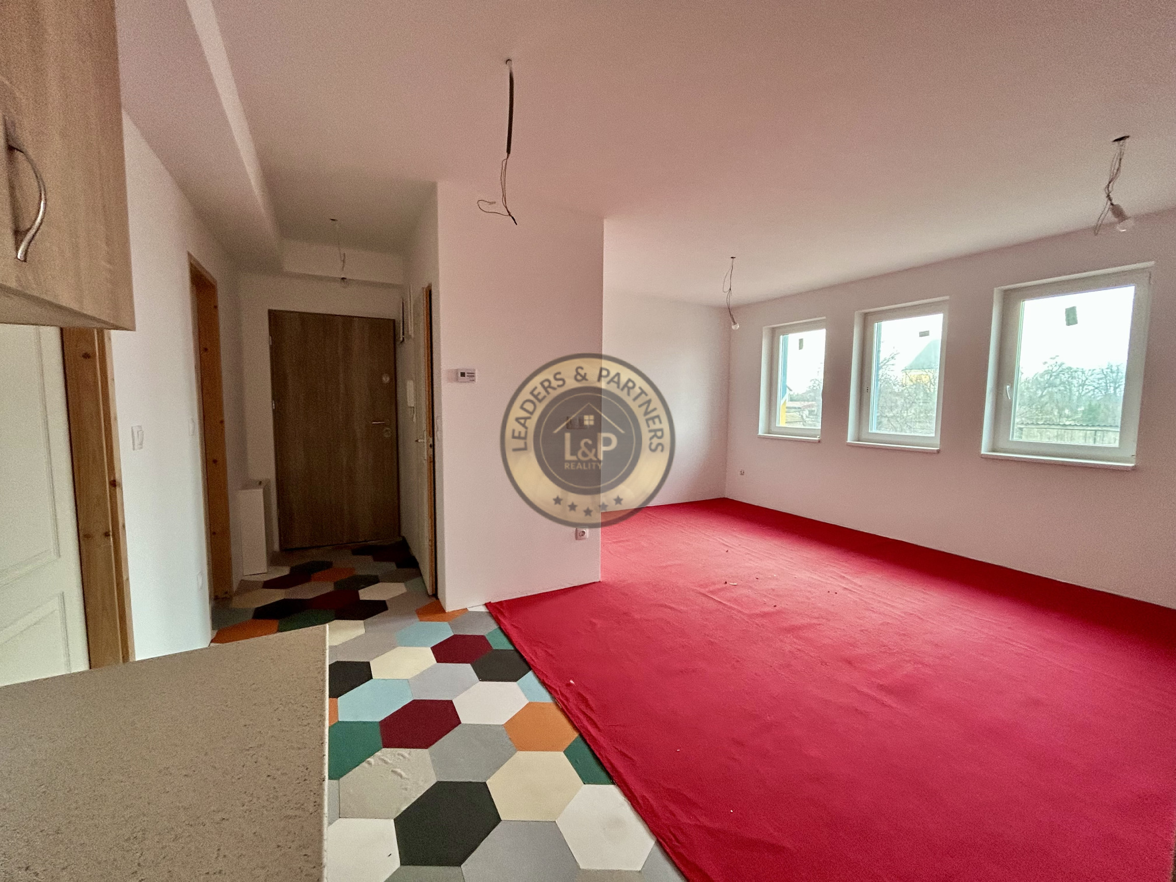 PREDAJ 2izbový byt Bezenye - 1