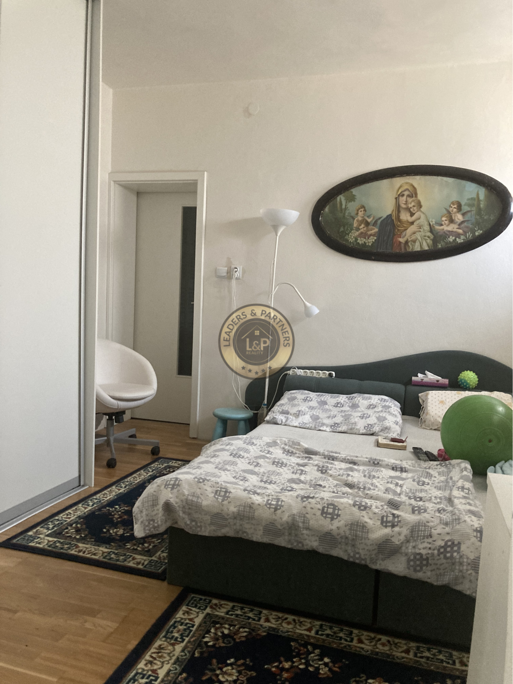 PREDAJ veľký 6izbový rodinný dom Bezenye. - 22