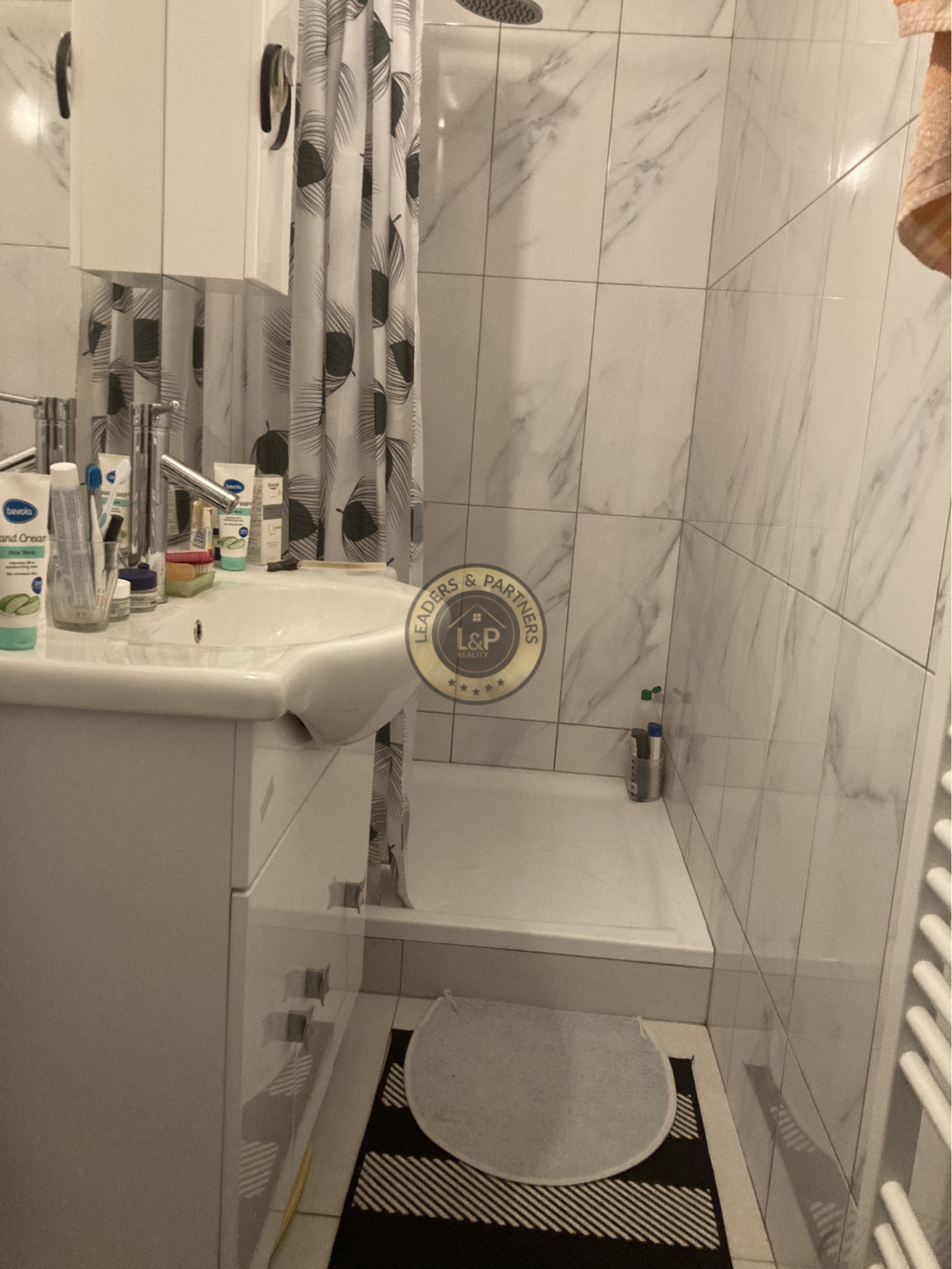 PREDAJ veľký 6izbový rodinný dom Bezenye. - 24