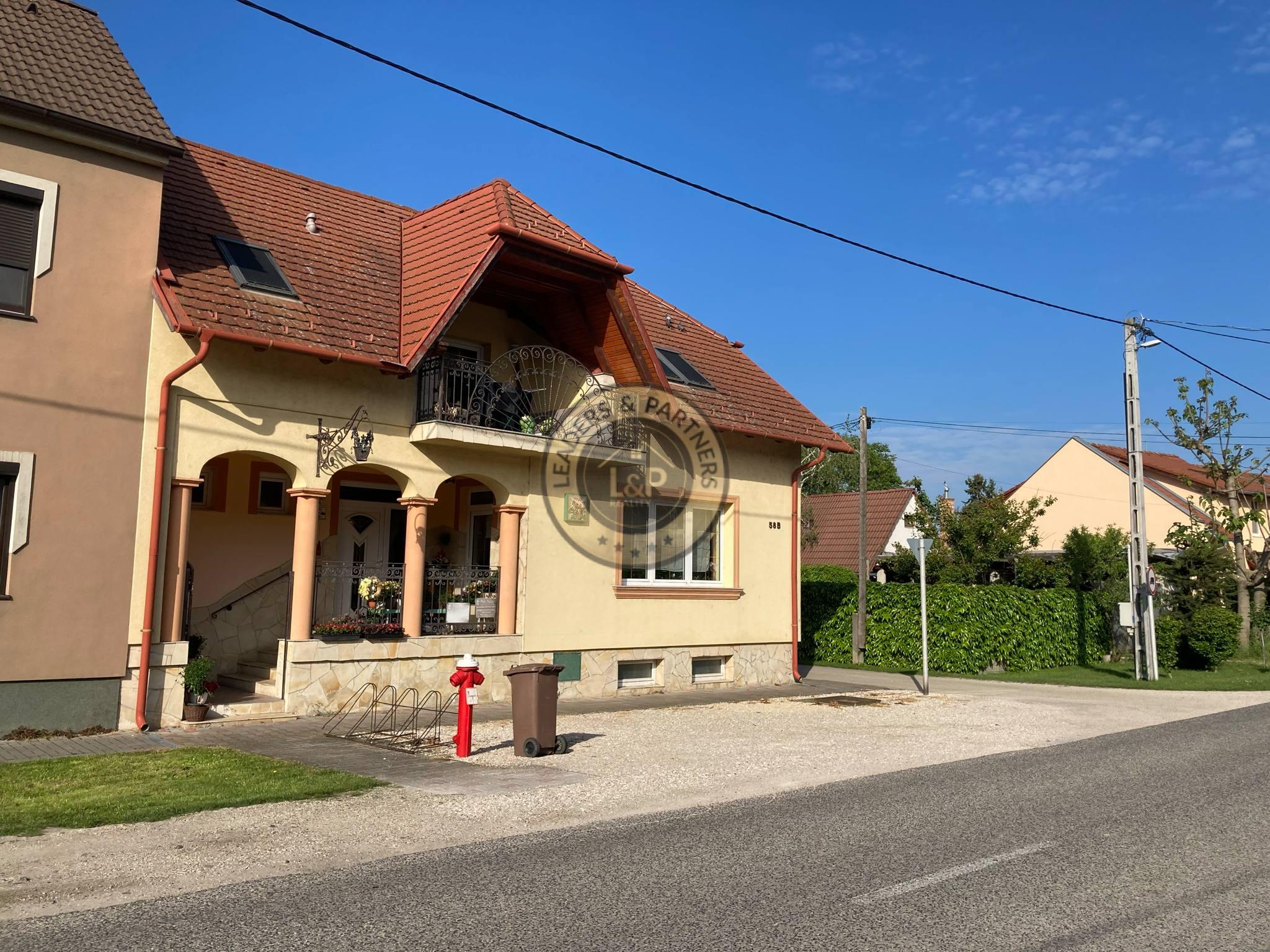 PREDAJ rodinný dom s kvetinárstvom Rajka - 1