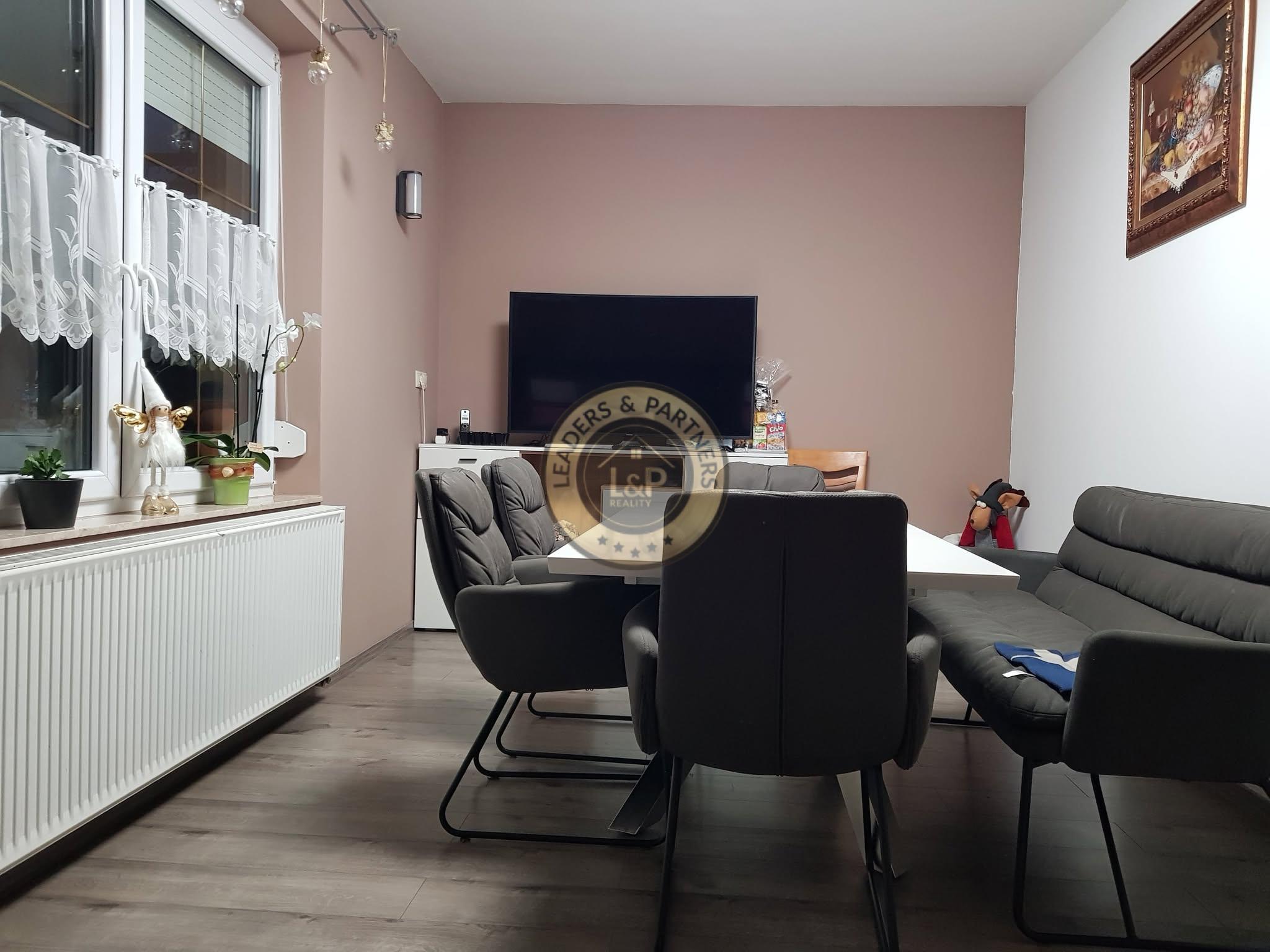 PREDAJ rodinný dom s kvetinárstvom Rajka - 5