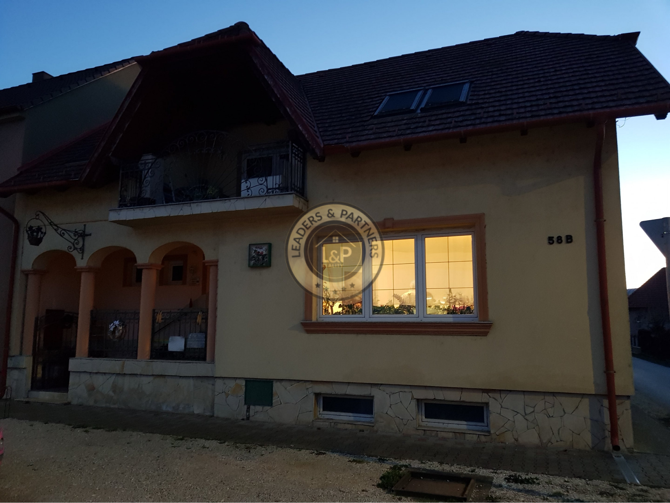 PREDAJ rodinný dom s kvetinárstvom Rajka - 26