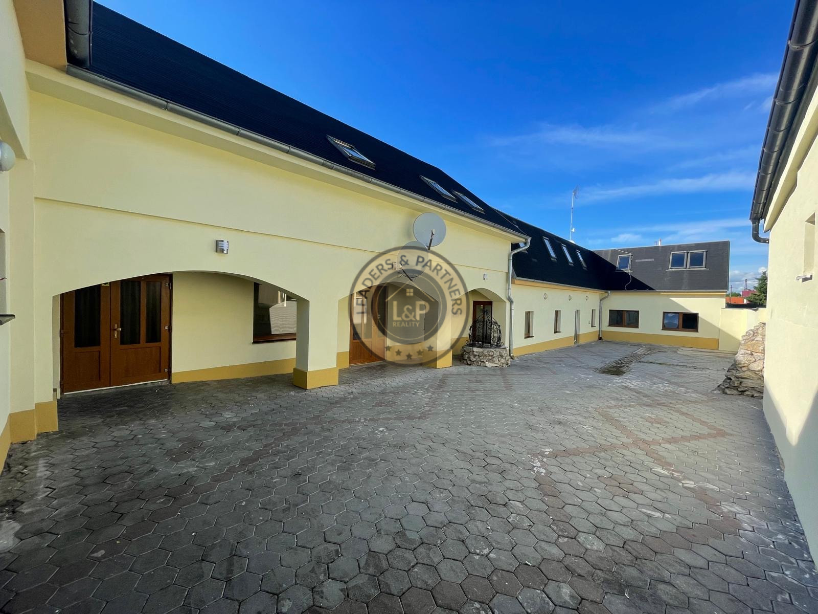 Na predaj zrekonštruovaná 2-podlažná budova v centre Šelpíc - 3
