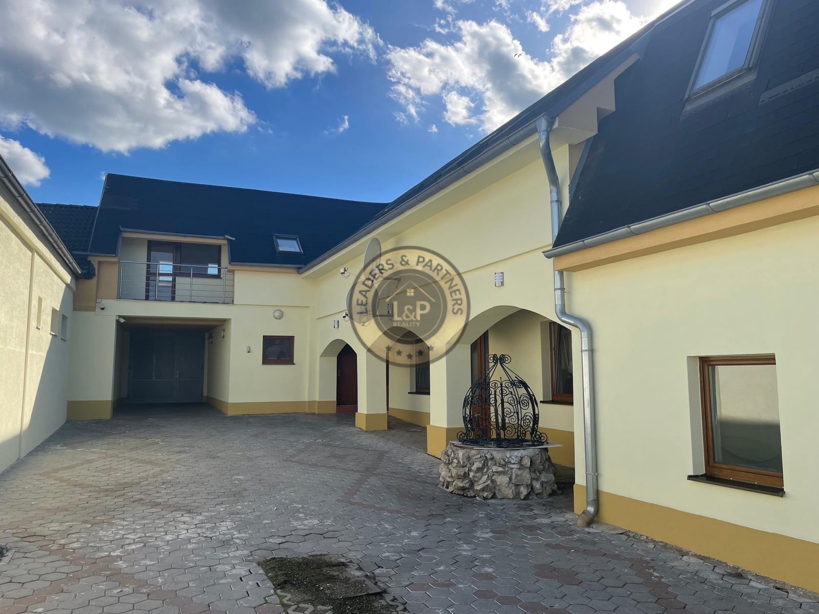 Na predaj zrekonštruovaná 2-podlažná budova v centre Šelpíc - 4