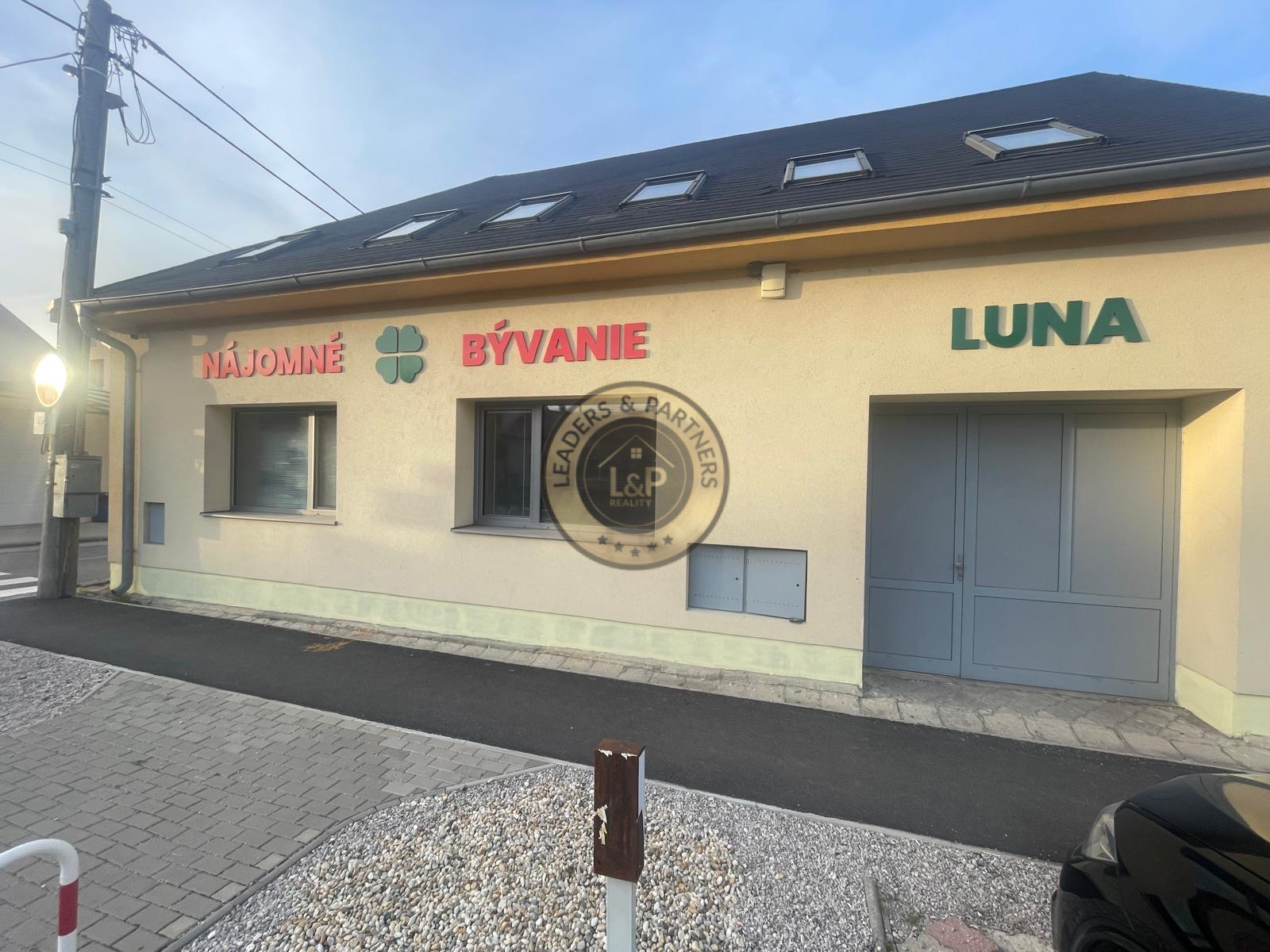 Na predaj zrekonštruovaná 2-podlažná budova v centre Šelpíc - 2