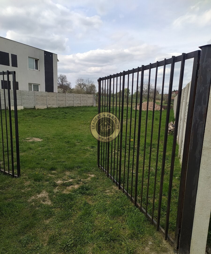 Na predaj pozemok vhodný na výstavbu RD v obci Dvorníky - 3