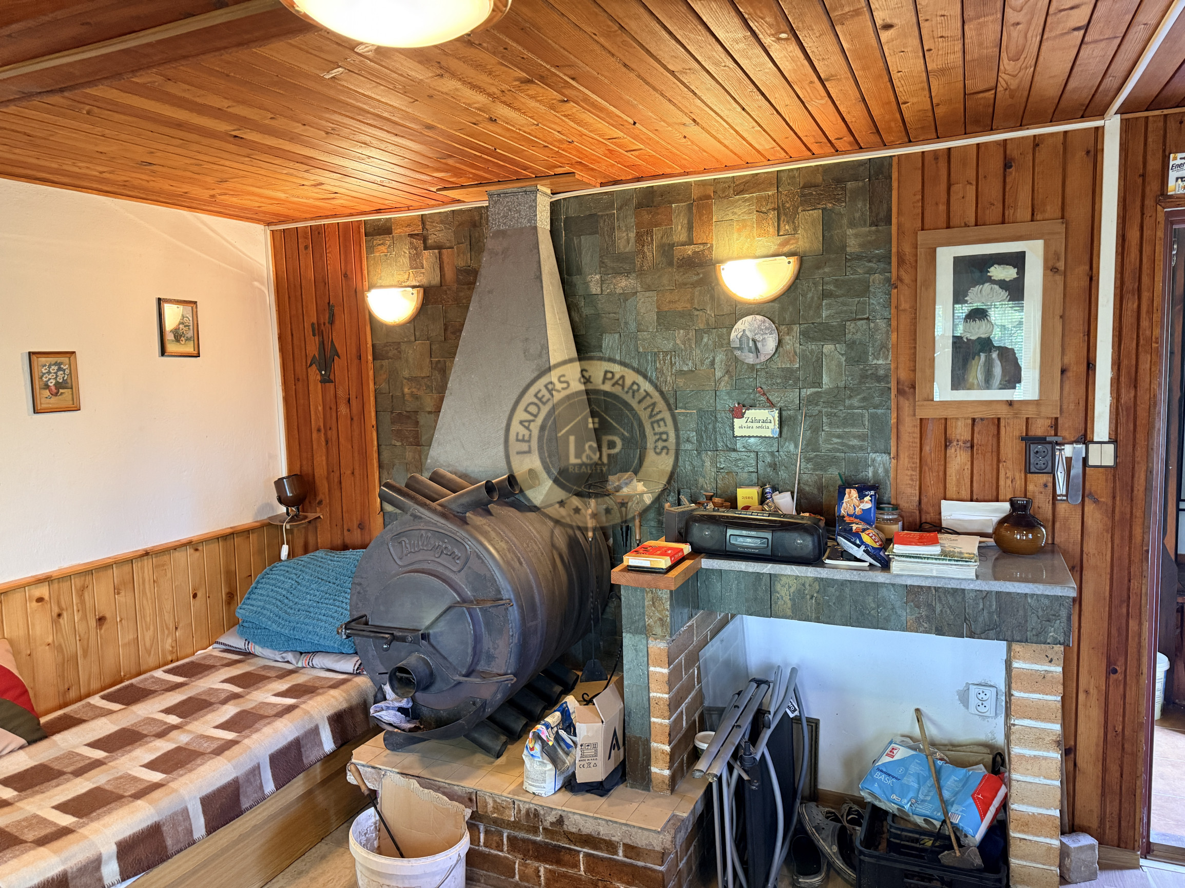 Murovaná chata so záhradou Košice - Kavečany, elektrina, vl. studňa - 11