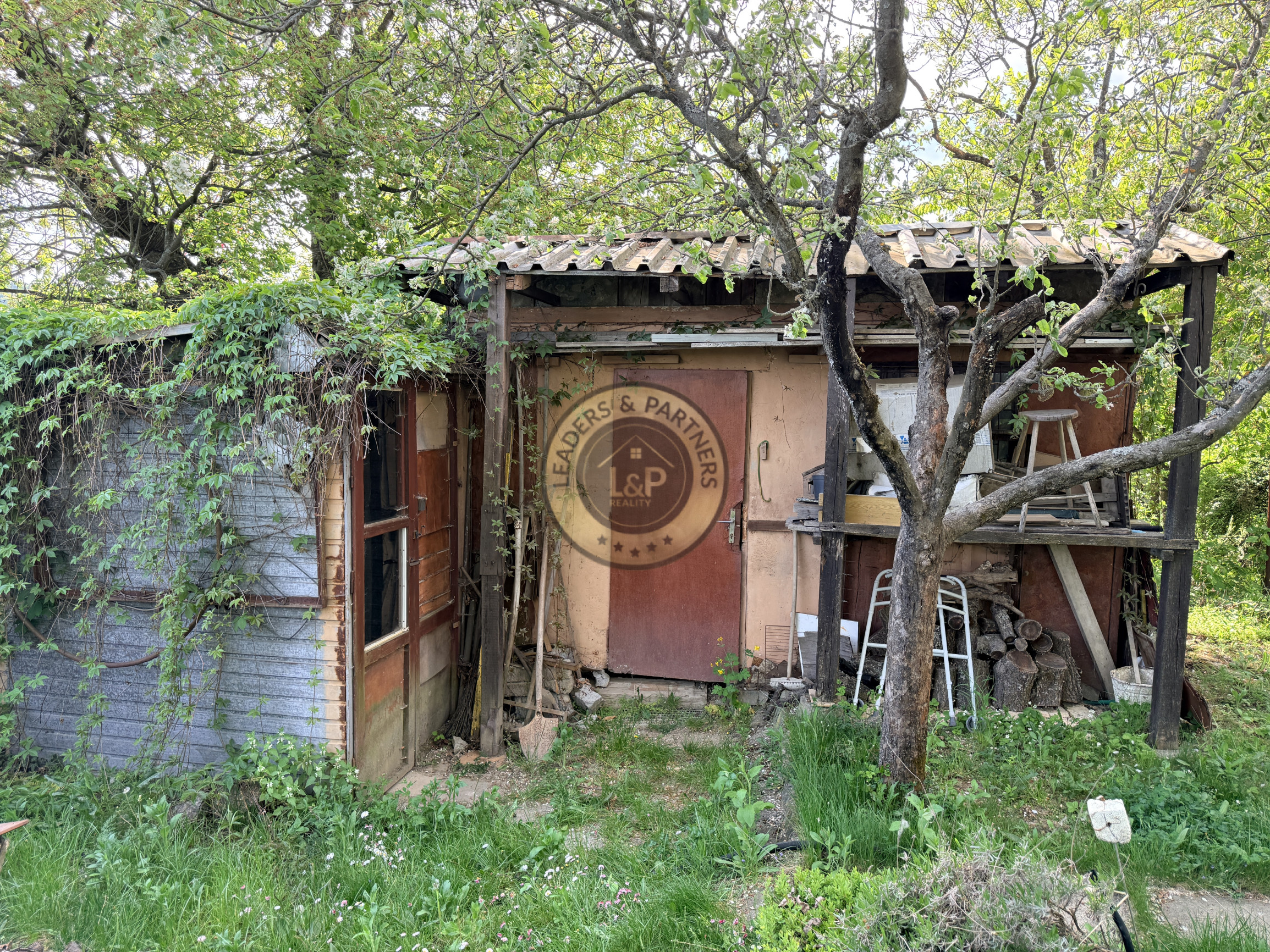 Murovaná chata so záhradou Košice - Kavečany, elektrina, vl. studňa - 18