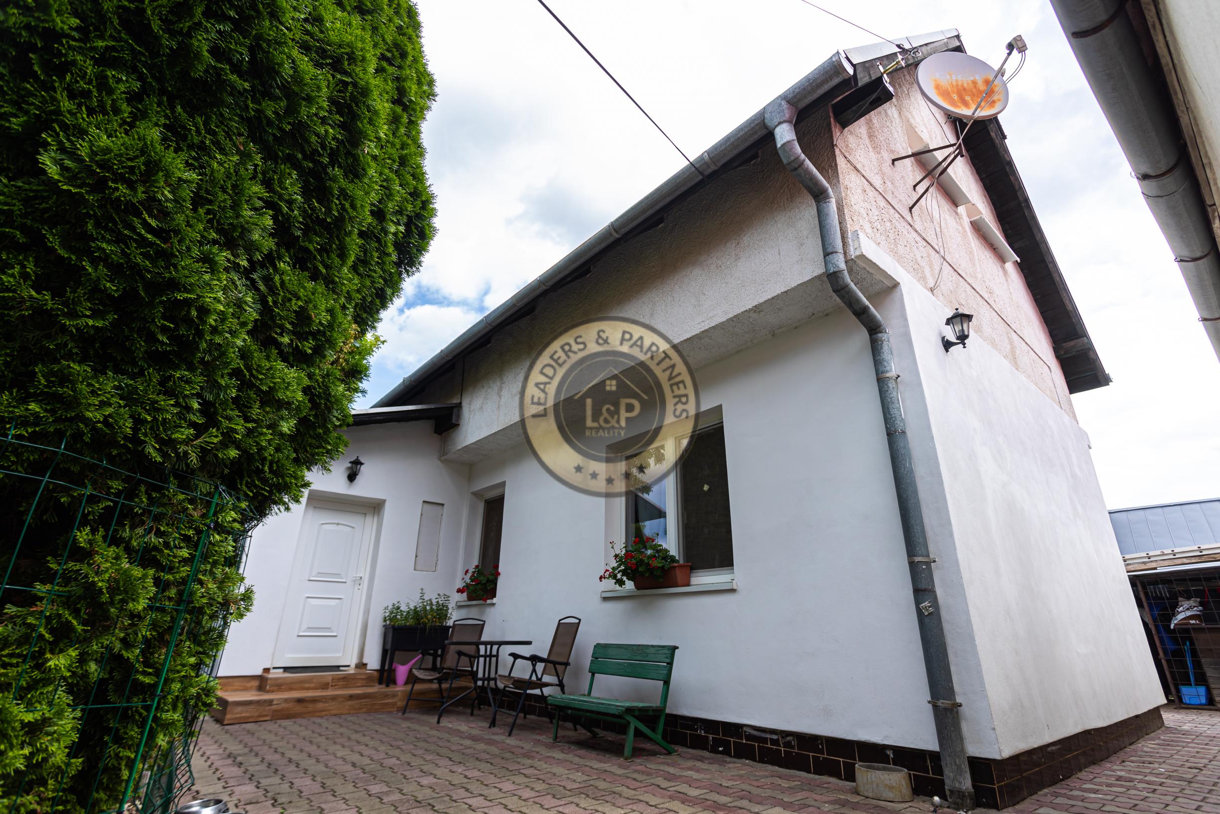 4-izbový,dvojpodlažný rodinný dom s 2 veľkými garážami, 164 m², blízko centra Košíc. - 9
