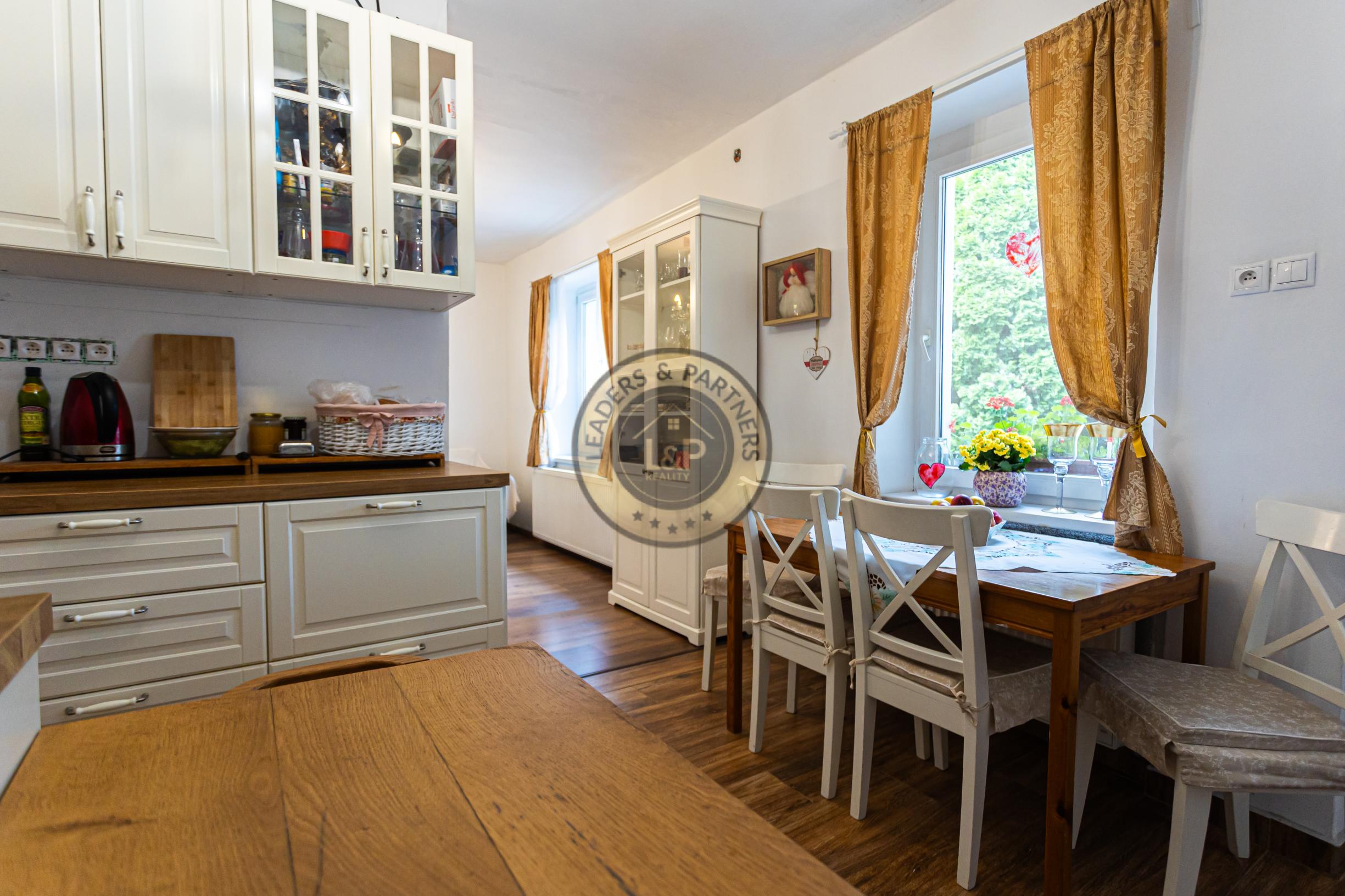 4-izbový,dvojpodlažný rodinný dom s 2 veľkými garážami, 164 m², blízko centra Košíc. - 14