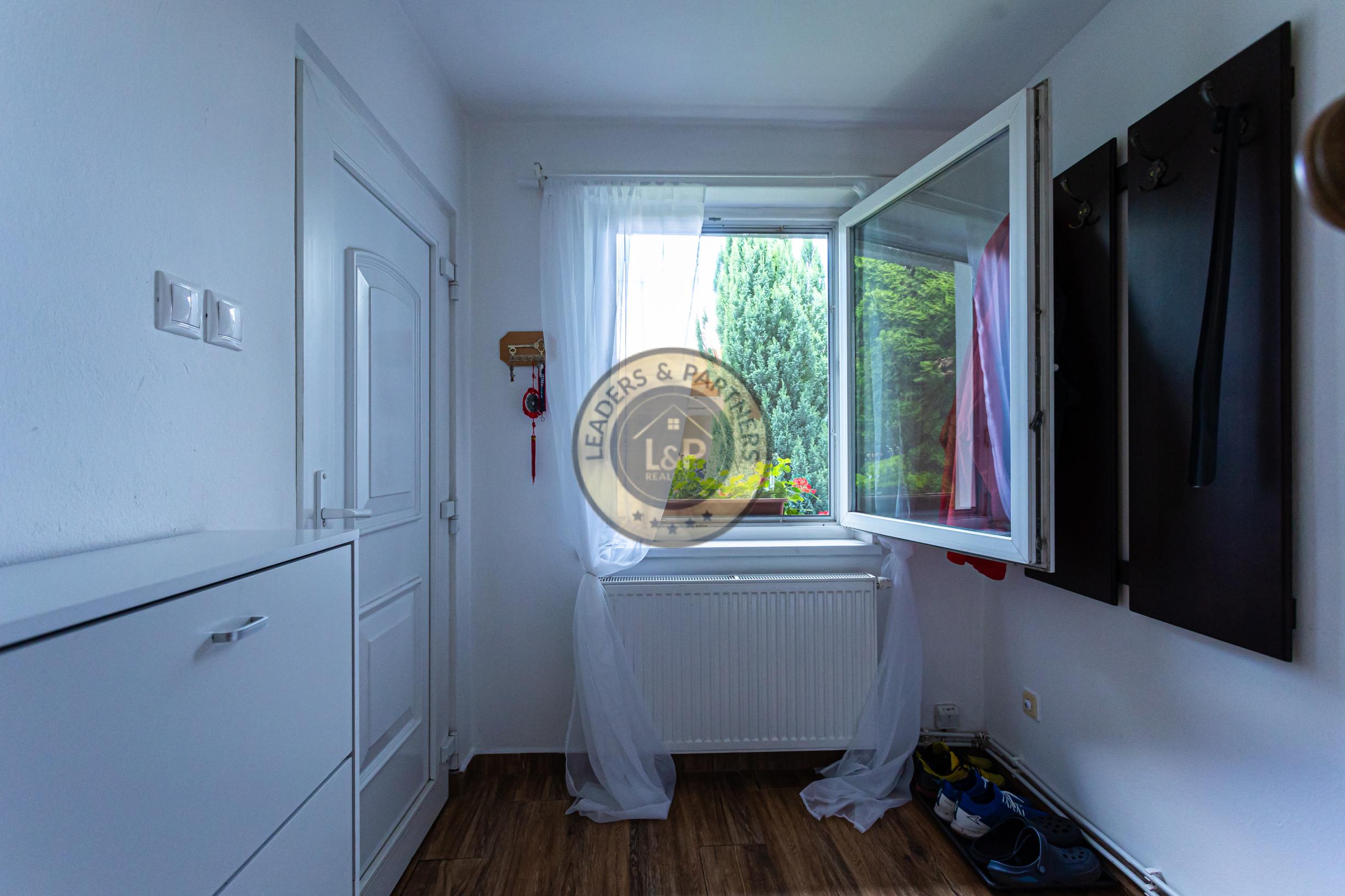 4-izbový,dvojpodlažný rodinný dom s 2 veľkými garážami, 164 m², blízko centra Košíc. - 20