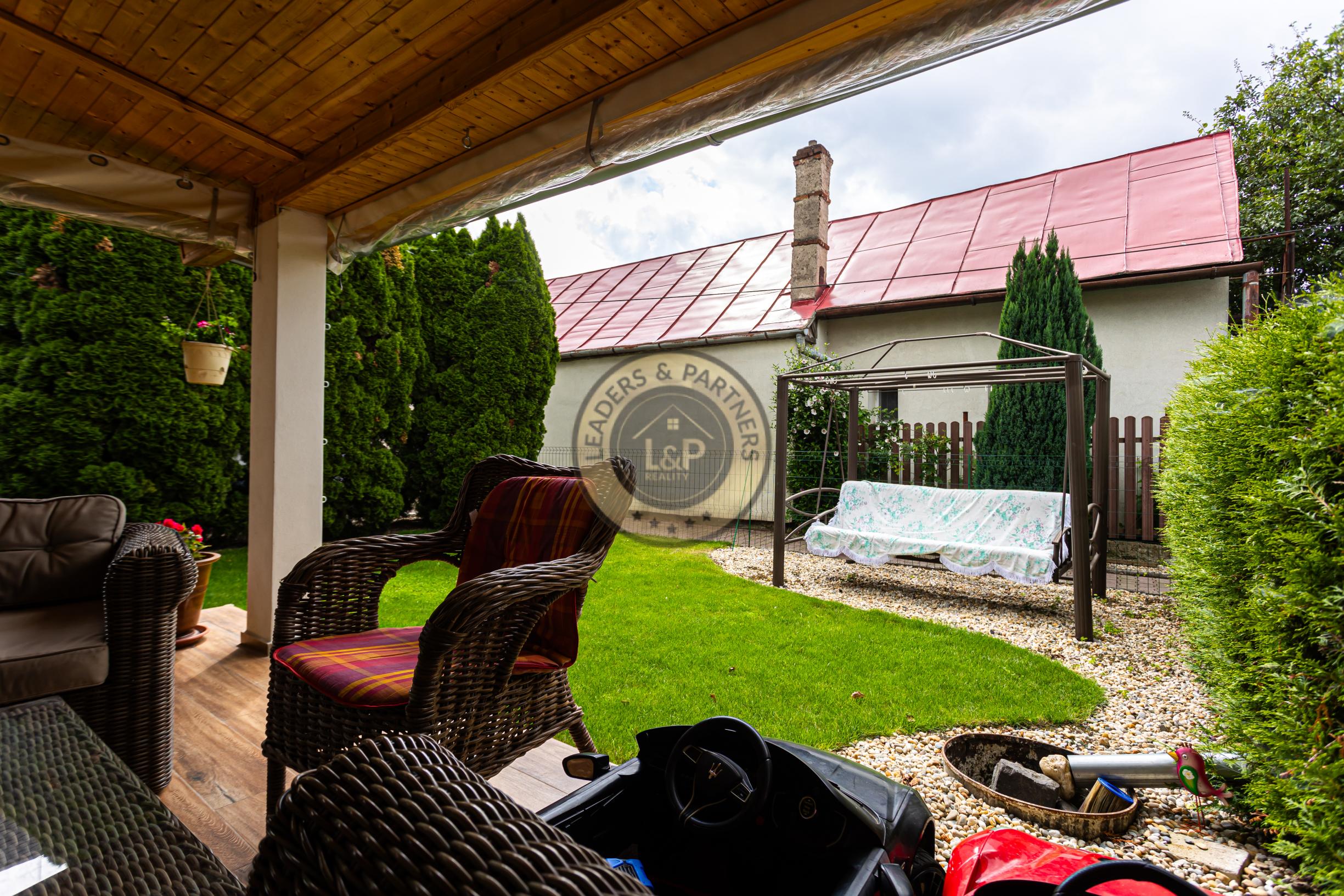 4-izbový,dvojpodlažný rodinný dom s 2 veľkými garážami, 164 m², blízko centra Košíc. - 1