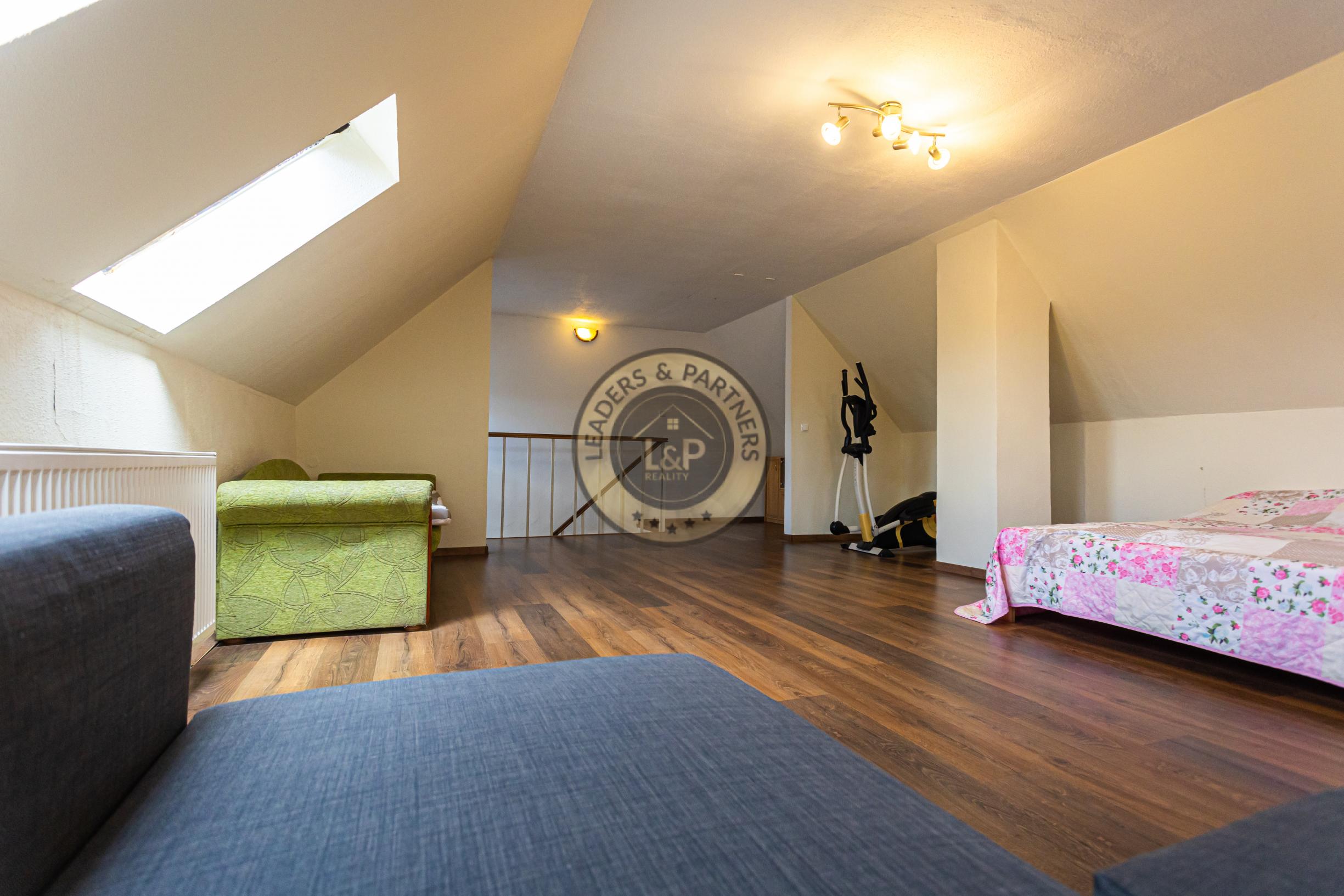 4-izbový,dvojpodlažný rodinný dom s 2 veľkými garážami, 164 m², blízko centra Košíc. - 22