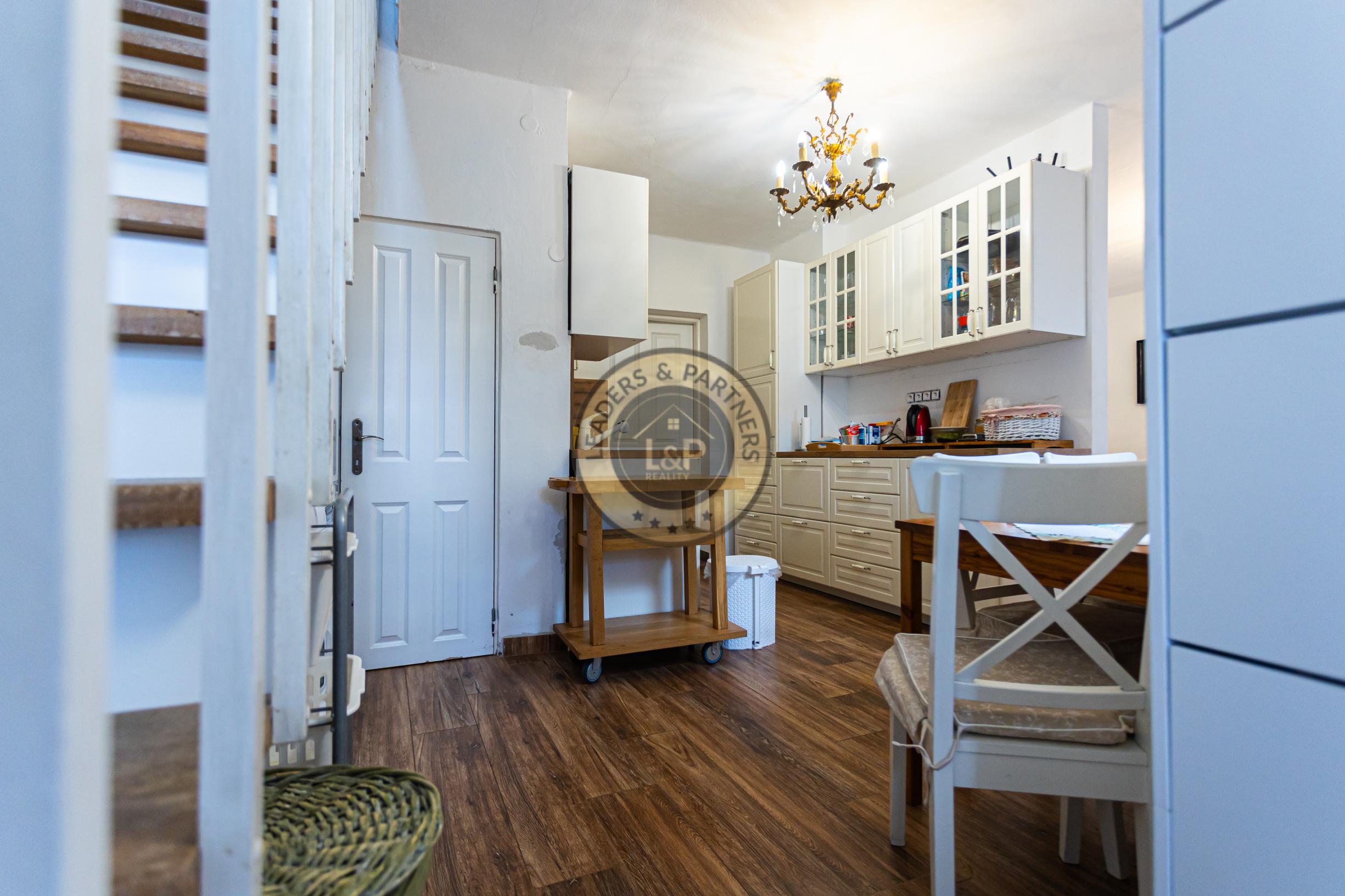4-izbový,dvojpodlažný rodinný dom s 2 veľkými garážami, 164 m², blízko centra Košíc. - 12