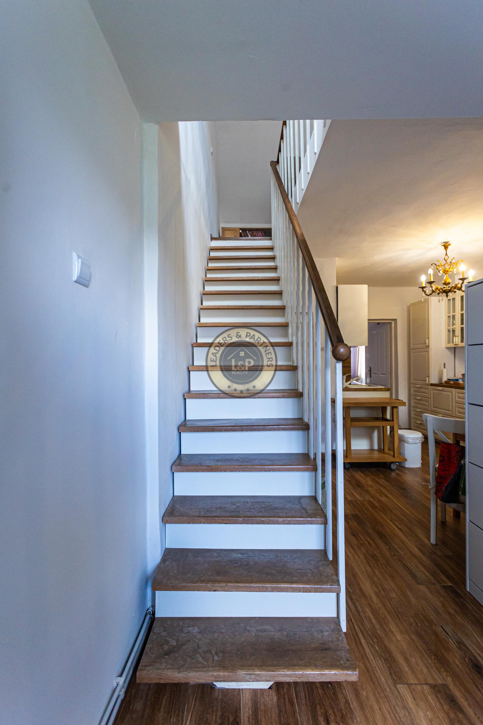 4-izbový,dvojpodlažný rodinný dom s 2 veľkými garážami, 164 m², blízko centra Košíc. - 21