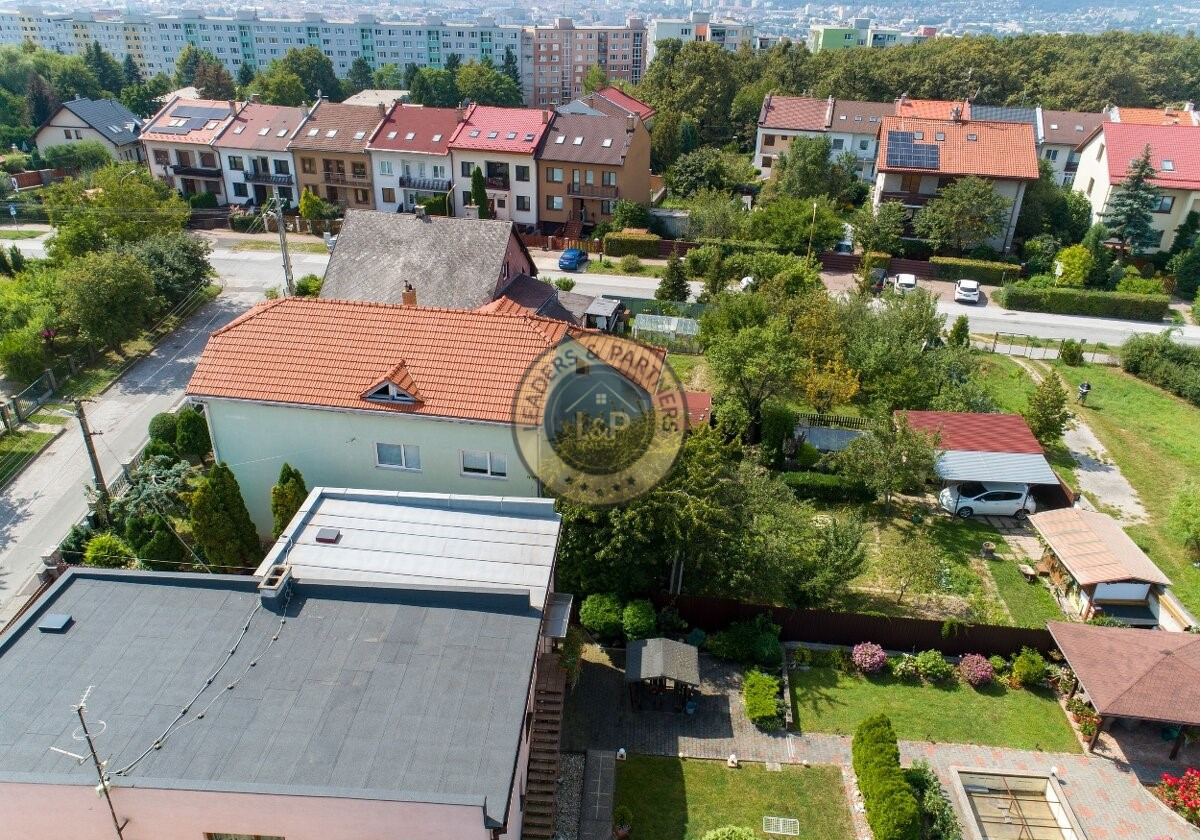 Priestranný viacgeneračný rodinný dom Košice-Košická Nová Ves. - 11