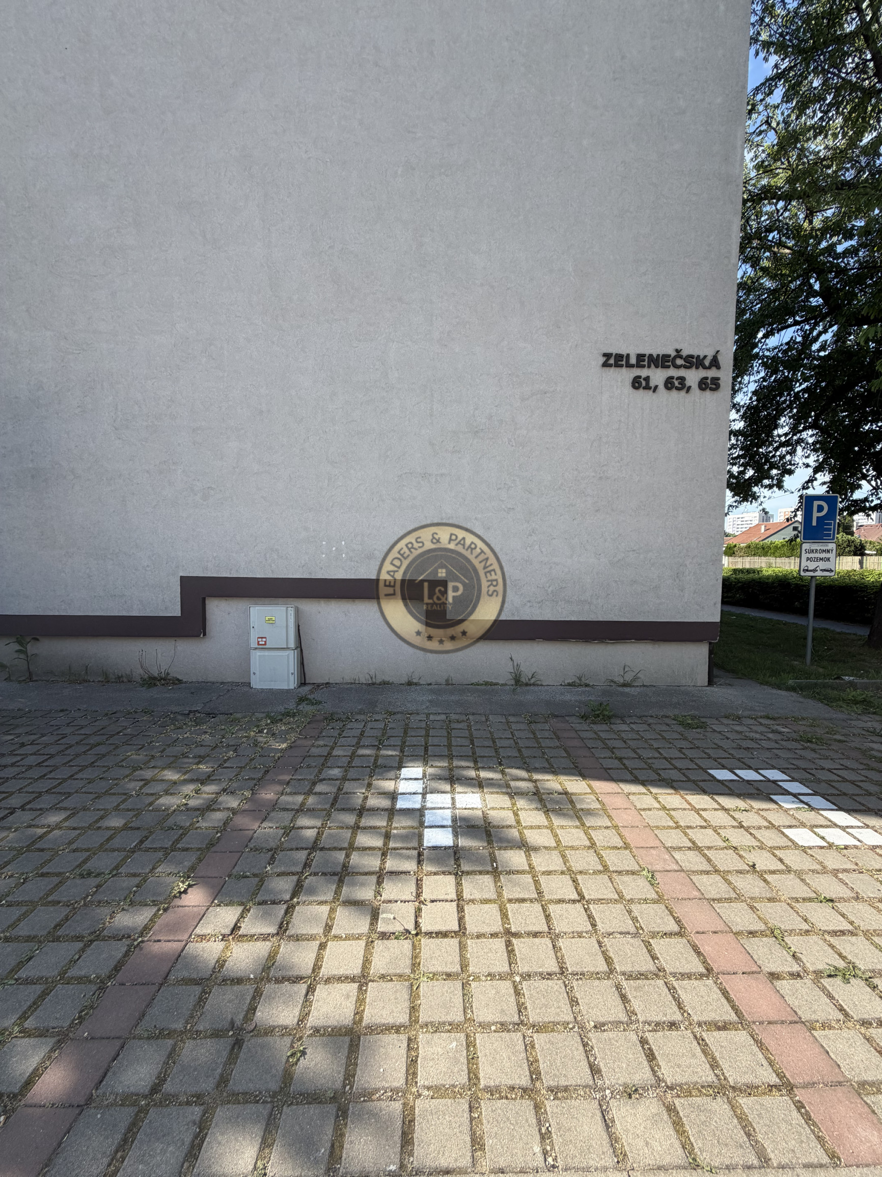 Vonkajšie parkovacie státie na Zelenečskej ulici - Trnava - 5